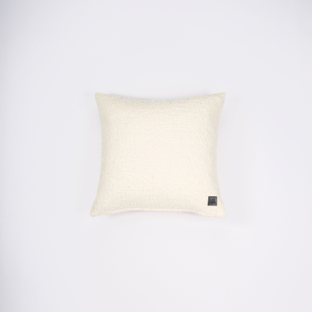 AKIRA cushion: white
